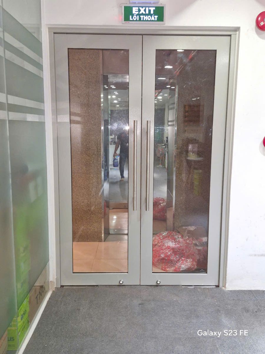 cửa kính chống cháy