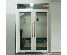 Cửa kính chống cháy ngày càng được nhiều người lựa chọn nhờ thiết kế độc đáo, hiện đại.Vật liệu chính tạo cửa kính chống cháy là kính chịu lửa. Đây là loại kính có thể ngăn lửa, ngăn khói.